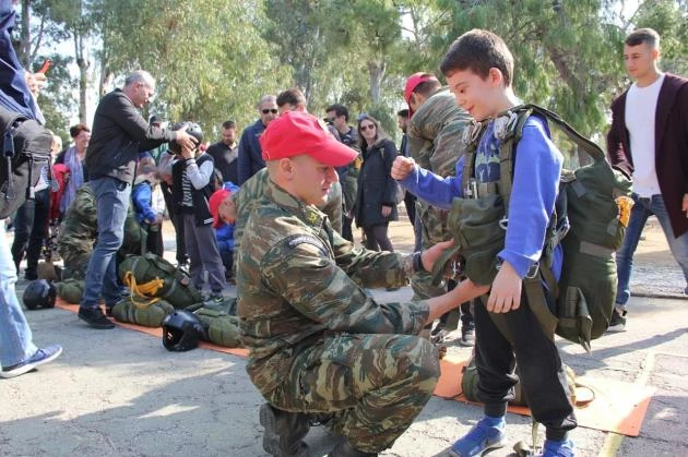 Μικροί και μεγάλοι έγιναν… αλεξιπτωτιστές για μια ημέρα στην εκδήλωση του ΓΕΣ! (εικόνες)